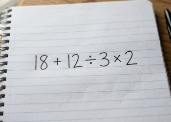 Esta equação simples (18 + 12 ÷ 3 × 2) está derrubando mentes brilhantes como peças de dominó