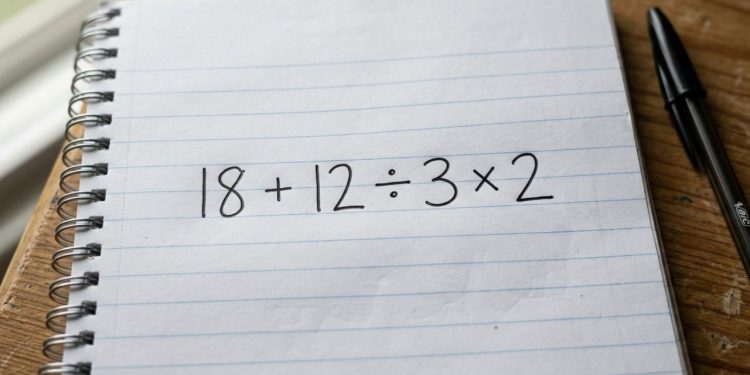 Esta equação simples (18 + 12 ÷ 3 × 2) está derrubando mentes brilhantes como peças de dominó