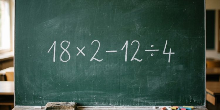 Só quem realmente lembra da escola resolve 18 × 2 – 12 ÷ 4 corretamente