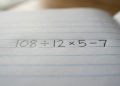 A equação 7 + 7 × 7 – 7 parece brincadeira, mas muita gente falha nela