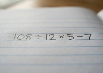 A equação 7 + 7 × 7 – 7 parece brincadeira, mas muita gente falha nela