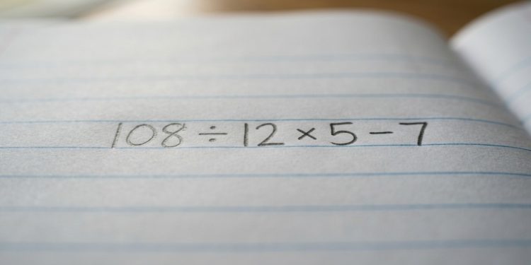 A equação 7 + 7 × 7 – 7 parece brincadeira, mas muita gente falha nela