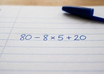A conta 80 – 8 × 5 + 20 parece simples, mas derruba até os mais confiantes