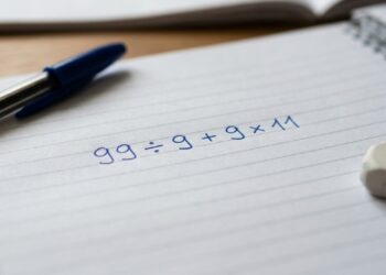 A equação 99 ÷ 9 + 9 × 11 está derrubando até quem acha que domina matemática