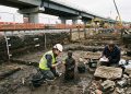 Deuses romanos, túmulos saxões e marcas de bruxas: as descobertas impressionantes encontradas sob uma ferrovia na Grã-Bretanha