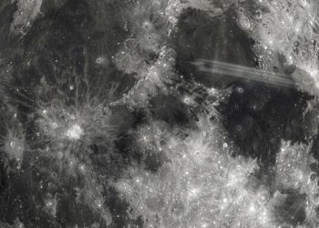Objeto “desconhecido” aparece em foto da NASA ao redor da Lua e intriga internautas