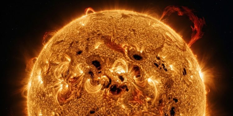 Algo estranho está acontecendo dentro do Sol, e os sinais estão deixando astrônomos intrigados.