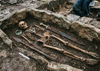 O túmulo mais rico da Idade do Ferro na Escócia será exibido pela primeira vez e revela armas raras de um jovem guerreiro enterrado há 2.000 anos