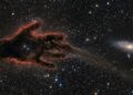 Objeto apelidado de “A Mão de Deus” impressiona astrônomos ao surgir ao lado de uma galáxia