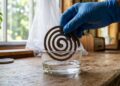Basta mergulhar a espiral neste líquido para “dobrar” o efeito e os mosquitos desaparecerem da casa em horas