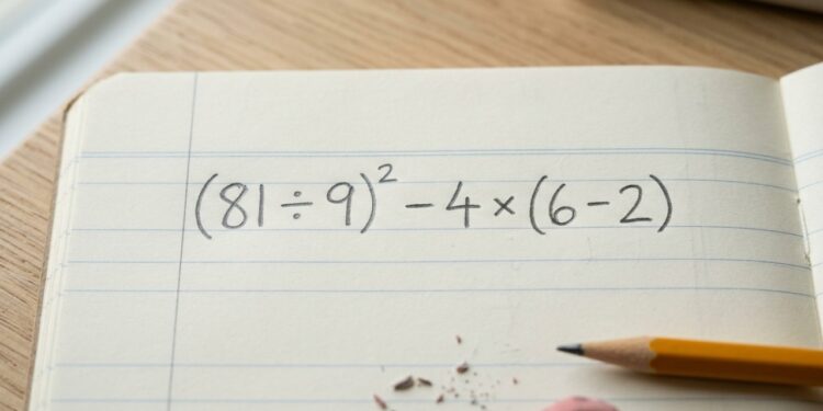 Só 1 em cada 30 pessoas resolve corretamente (81 ÷ 9)² − 4 × (6 − 2) sem erro