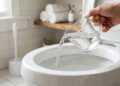 Jogue 2 xícaras desse ingrediente caseiro no vaso sanitário e espere 10 minuto para acabar de uma vez por todas com os odores no banheiro