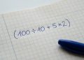 A expressão (100 ÷ 10 + 5 × 2) parece fácil, mas esconde uma armadilha clássica que derruba quase todos que tentam resolver