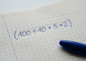 A expressão (100 ÷ 10 + 5 × 2) parece fácil, mas esconde uma armadilha clássica que derruba quase todos que tentam resolver