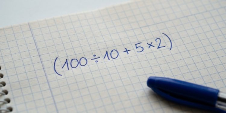 A expressão (100 ÷ 10 + 5 × 2) parece fácil, mas esconde uma armadilha clássica que derruba quase todos que tentam resolver
