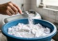 2 colheres de sopa no balde com água fria e as roupas brancas voltam ao branco original em uma única lavagem