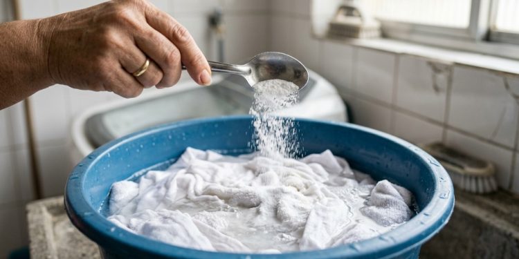 2 colheres de sopa no balde com água fria e as roupas brancas voltam ao branco original em uma única lavagem