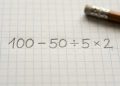 A equação 100 – 50 ÷ 5 × 2 parece fácil à primeira vista, mas poucos conseguem resolve-la