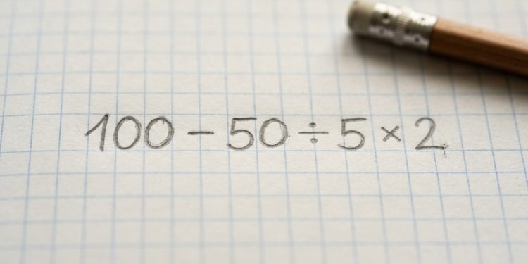 A equação 100 – 50 ÷ 5 × 2 parece fácil à primeira vista, mas poucos conseguem resolve-la