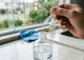 Adicione algumas gotas desse produto à água e suas janelas permanecerão limpas mesmo depois da chuva