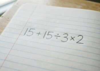 O desafio matemático 15 + 15 ÷ 3 × 2 virou obsessão para milhares de pessoas que tentam resolve-lo nas redes sociais