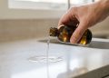 Você está usando o álcool errado para limpar a casa? A diferença entre o 70 e o 91 pode surpreender