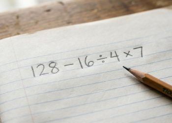 O cálculo 128 – 16 ÷ 4 × 7 está eliminando os mais confiantes