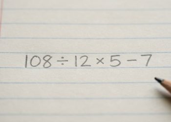 Você consegue resolver 108 ÷ 12 × 5 – 7 sem cair na armadilha que confunde milhares?
