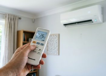 O técnico de ar condicionado explica por que não é recomendável ajustar o ar condicionado para 26 graus