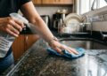 A mistura caseira que está substituindo produtos de limpeza caros em milhares de casas (funciona para cozinha, banheiro e piso)