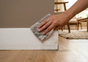 O truque das faxineiras para manter os rodapés limpos é simplesmente o método mais fácil de todos