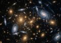 NASA divulga imagem impressionante de aglomerado de galáxias que distorce o espaço-tempo