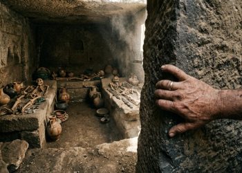 Quatro vidas esquecidas emergem de uma tumba selada por mais de dois milênios