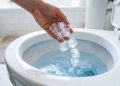 Por que algumas pessoas estão despejando gelo no vaso sanitário toda semana?