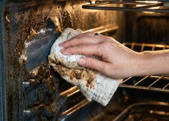 Especialistas em limpeza garantem: um forno sem gordura não precisa de produtos caros, mas de uma mistura caseira simples