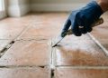 Como preencher as juntas do piso da sua casa quando elas se desgastam