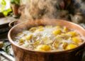 Cascas de limão e gengibre fervidos criam um “ar invisível de frescor” que expulsa odores e renova o ambiente como um perfume natural contínuo