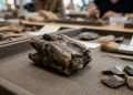 Estudo revela que neandertais usavam dentes de rinoceronte como ferramentas para fabricar utensílios de pedra