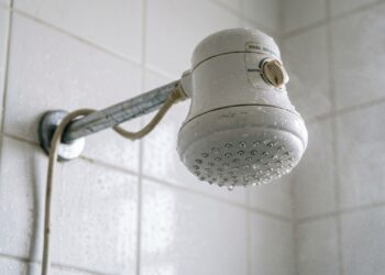 Especialistas em limpeza explicam por que o truque “preguiçoso” para limpar o chuveiro está conquistando tantas pessoas