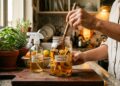 Álcool, cravo e cascas de frutas: a combinação que vira um desinfetante caseiro que vai deixar a casa limpa e super perfumada