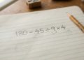 Parece matemática do ensino fundamental, mas a maioria erra 180 – 45 ÷ 9 × 4