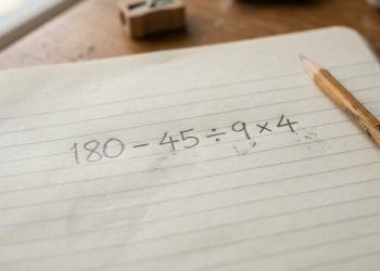 Parece matemática do ensino fundamental, mas a maioria erra 180 – 45 ÷ 9 × 4