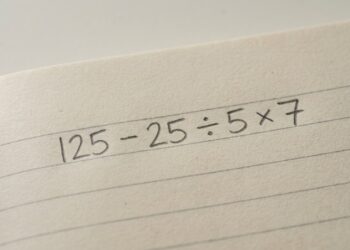 Parece fácil à primeira vista, mas poucos resolvem 125 – 25 ÷ 5 × 7 corretamente