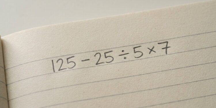 Parece fácil à primeira vista, mas poucos resolvem 125 – 25 ÷ 5 × 7 corretamente