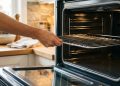 Poucas pessoas o utilizam corretamente: para que serve a grelha do forno e qual a altura ideal para cada preparação?