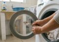 Uma colher no tambor da máquina de lavar: mito ou dica realmente útil?