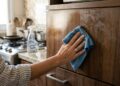 O ingrediente simples que ajuda a remover manchas de gordura dos armários da cozinha sem esforço excessivo