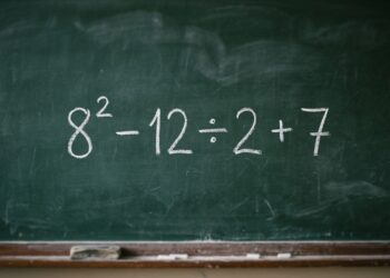 Esse cálculo viral com potência 8² − 12 ÷ 2 + 7 confunde até quem acha que domina matemática