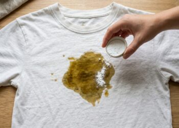 Como remover manchas de óleo das roupas rapidamente com um método caseiro altamente eficaz que “apaga” qualquer marca