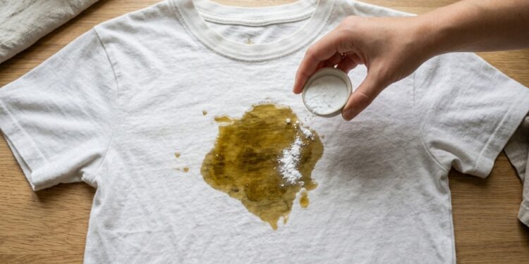 Como remover manchas de óleo das roupas rapidamente com um método caseiro altamente eficaz que “apaga” qualquer marca